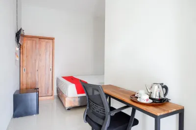 RedDoorz Plus Syariah Near Stasiun Tegal 2 Hotell i Kejambon