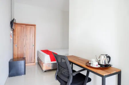 RedDoorz Plus Syariah Near Stasiun Tegal 2 Отели рядом с достопримечательностью «Tek Hay Kiong Temple»