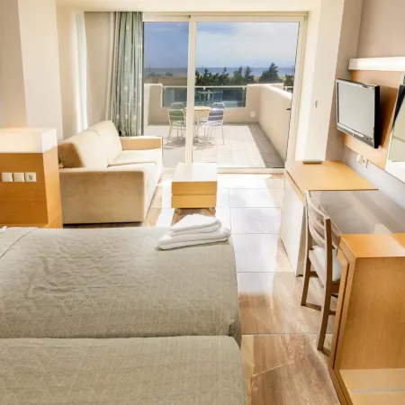 Sovereign Beach Hotel Отели рядом с достопримечательностью «Крепость Антимахия»