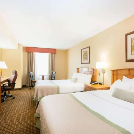 Ramada by Wyndham des Moines Tropics Resort & Conference Ctr
