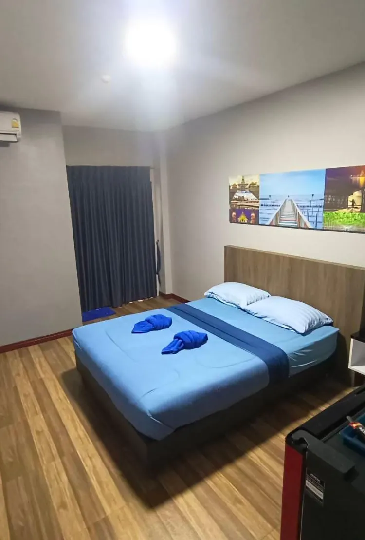 ห้องดีลักซ์ เตียงใหญ่ พร้อมระเบียง