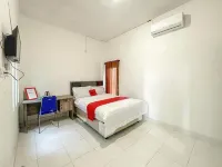 RedDoorz near Siloam Hospital Mataram - Pensionat