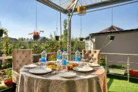 Hotel the Montreal Near by Dal Lake Hotels in Nishat