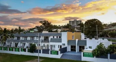 Aaron Motel Hotels near Heron Island Ferry Terminal