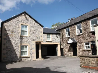 The Queen's Head Hotel Hotel in zona St Ann's Well - Public Water Fountain