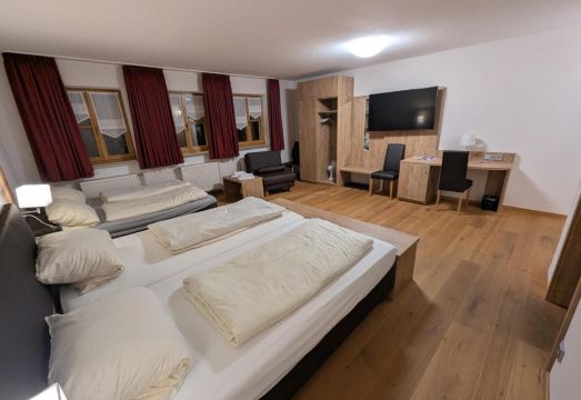Hotel Gasthof Zum Löwen - Housity