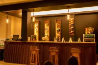 Kandyan Reach Hotel - bar
