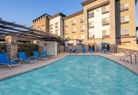 홀리데이 인 익스프레스 서프라이즈