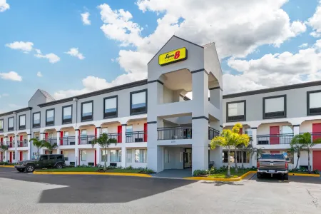 Super 8 by Wyndham Orlando Near Florida Mall Отели рядом с достопримечательностью «Hukoo's Family Fun»