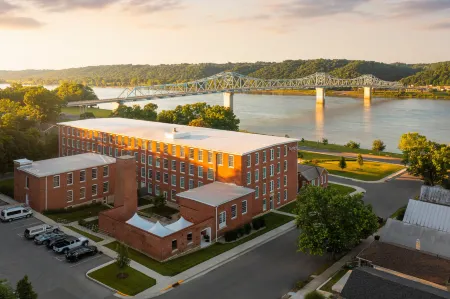 Fairfield Inn & Suites Madison Historic Eagle Cotton Mill Отели в г. Карролтон