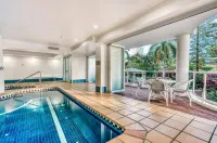 Oscar on Main Beach Resort - Beach
