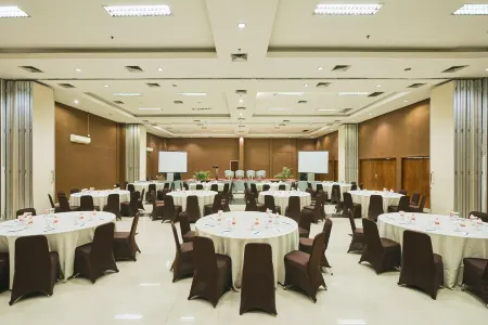 Horison TC Upi Serang Отели рядом с достопримечательностью «GOR Flamengo»