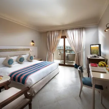 Sunrise Arabian Beach Resort Отели рядом с Аэропорт Офира