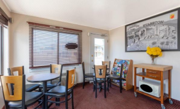 Super 8 by Wyndham Evanston