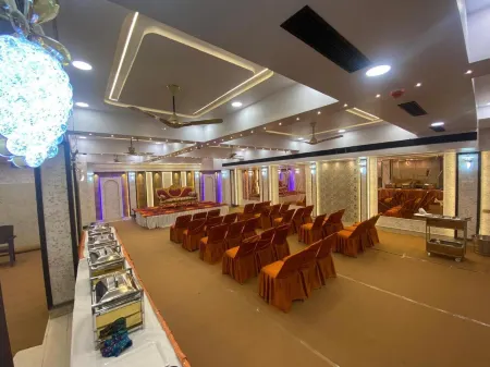 Hotel Liyan Inn Отели рядом с достопримечательностью «Moti Jheel»