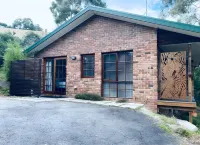 Hideaway Studio Accommodation - Jacuzzi