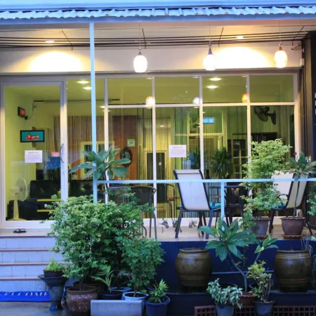 Ananas Phuket Central Hostel - Adults Only Отели рядом с достопримечательностью «Школа Darasamuth Phuket»