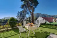 8Fold-Pinecrest by LaRiSa, Bhimtal - موقف سيارات