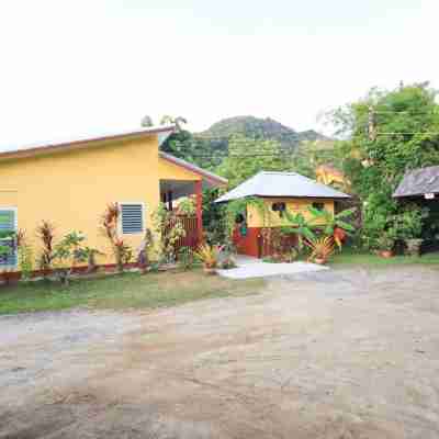 Ban Elephant Blanc Bungalow Hotel Exterior
