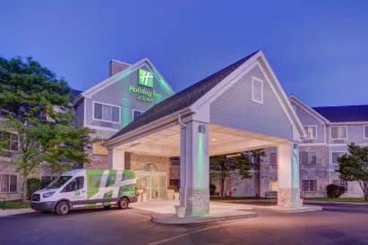 Holiday Inn & Suites Milwaukee Airport