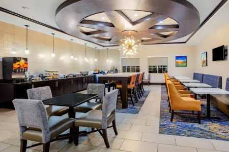 La Quinta Inn & Suites by Wyndham McKinney Отели рядом с достопримечательностью «Парк Фриско Коммонс»