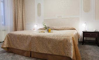 Raygond Hotel