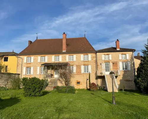 Le Logis D'Azé Hôtels à : Azé