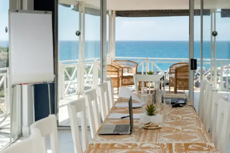 Boulders Beach Hotel, Cafe and Curio Shop Отели рядом с достопримечательностью «Pollsmoor Prison»