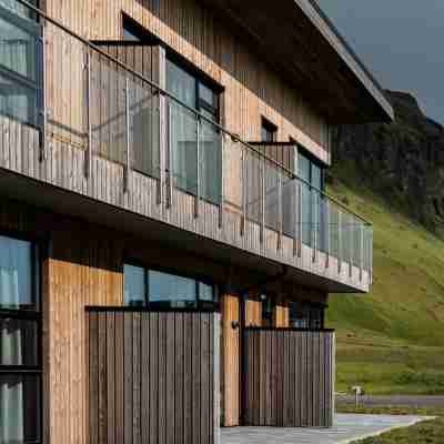Black Beach Suites Hotel Exterior