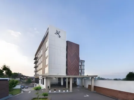 Laska Hotel Sukabumi Отели в г. Cisaat