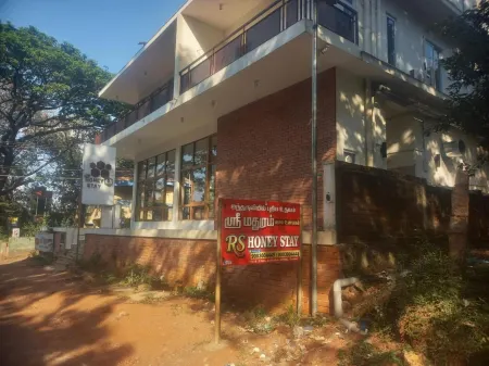 RS Honey Stay Отели рядом с достопримечательностью «Courtallam Five Falls»