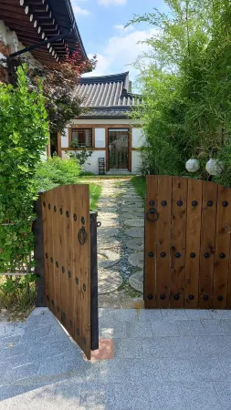 Adam Guesthouse Отели рядом со станцией Сингёнджу