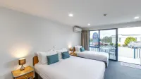 Bay Viaduct Motor Lodge - balcony