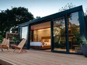 Castlemaine Gardens Luxury Glamtainer