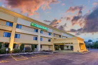 La Quinta Inn & Suites by Wyndham Stevens Point Hotels near Lee Ayers Jewelers
