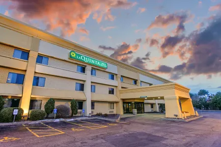 La Quinta Inn & Suites by Wyndham Stevens Point Отели в г. Пловер