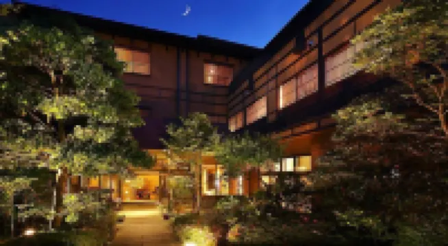 休暇村南紀勝浦 産直市場よってって新宮店周辺のホテル