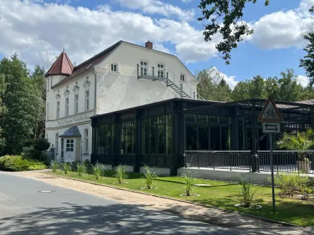 Hotel & Restaurant Waldschlösschen Отели в г. Гумтов