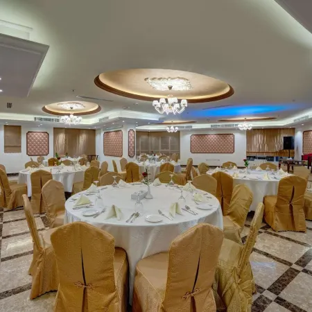 Aryana Hotel Отели рядом с достопримечательностью «Торгово-развлекательный центр Al Qasba»