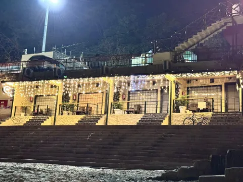 Spatii by the Ganges