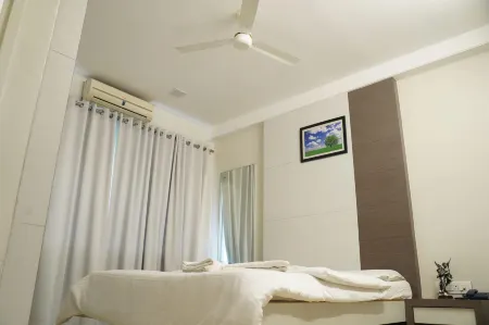 Hotel Aashish Deluxe Lodging, Kolhapur Отели рядом с достопримечательностью «Matang Play Ground»