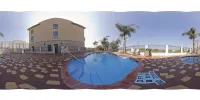 هوليداي إن إكسبرس آند سويتس أليس باي آيتش جي - مسبح