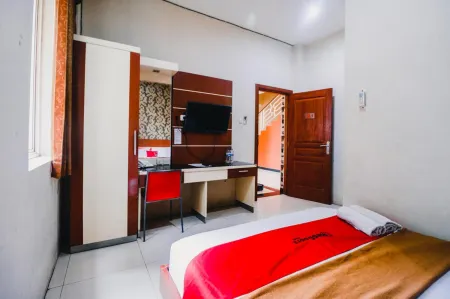 RedDoorz Plus @ Grand City Inn Makassar Отели рядом с достопримечательностью «Wakanda House»