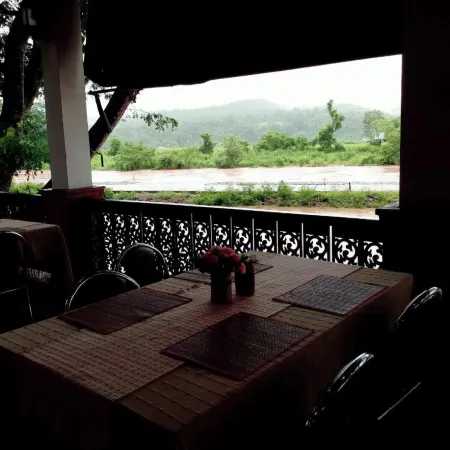 Hotel Siblanburi Resort Отели рядом с достопримечательностью «Храм Чонг Кум»