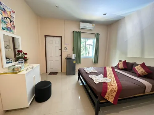 Painting Family Hostel - Airport Shuttle