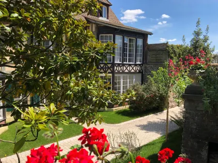 Villa Castel Chambres d'hôtes B&B Отели в г. Сент-Обен-Сюр-Си