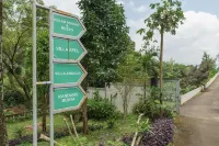 RedDoorz Plus @ Lodaya Gunung Geulis Puncak Hotels in Megamendung