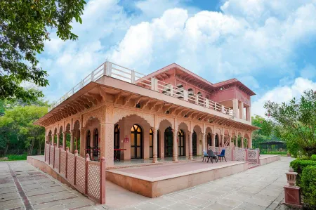 Club Mahindra Bharatpur Отели рядом с достопримечательностью «SURAJPOL GATE»