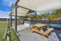 Palm Valley Motel - parking