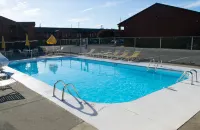 Super 8 by Wyndham Sandusky - Pools
